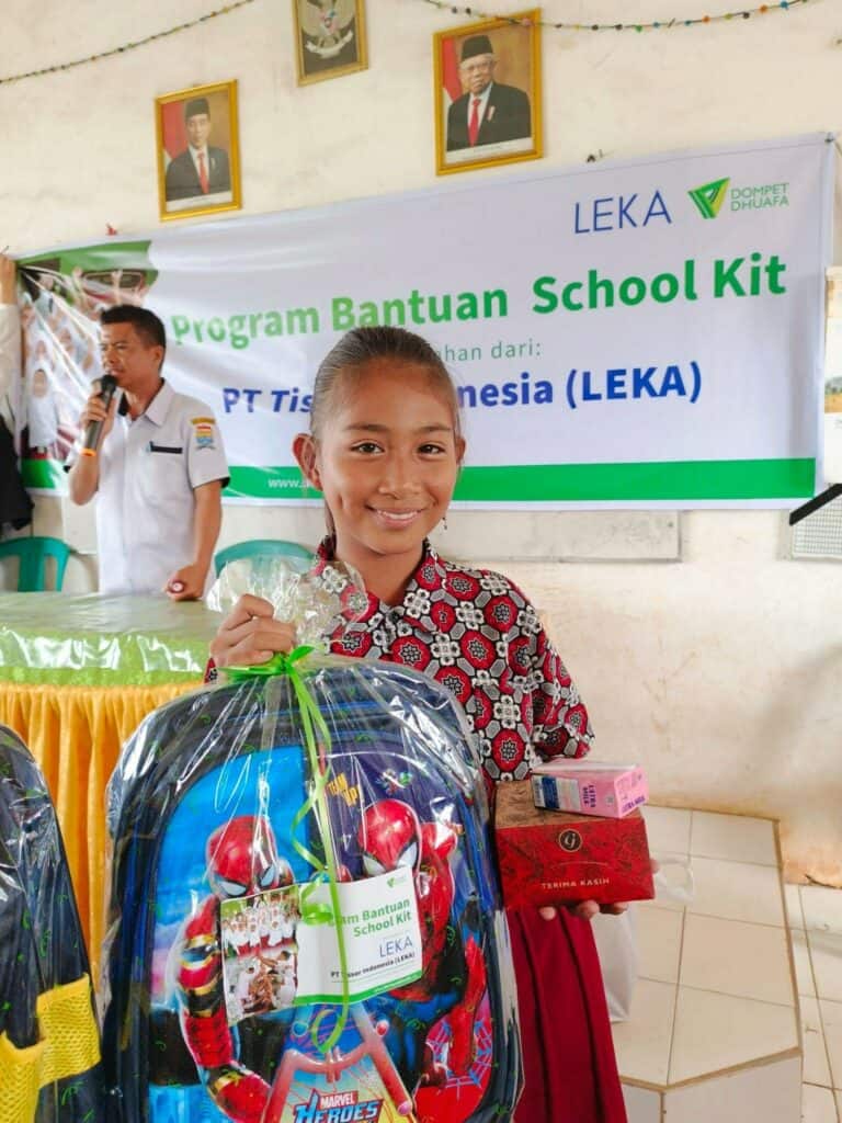 Senyum ceria seorang siswi SD Negeri 151 Palembang saat menerima paket School Kit dari LEKA Indonesia melalui program 'Satu Transaksi, Sejuta Donasi'.