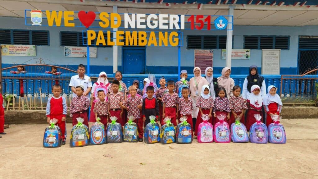 Para siswa SD Negeri 151 Palembang dengan wajah ceria menerima paket School Kit dari LEKA Indonesia dalam program 'Satu Transaksi, Sejuta Donasi'. Bersama Dompet Dhuafa, LEKA mendukung semangat belajar anak-anak Indonesia.