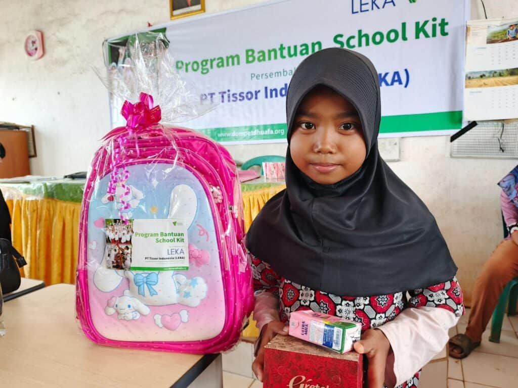 Senyum ceria seorang siswi SD Negeri 151 Palembang saat menerima paket School Kit dari LEKA Indonesia melalui program 'Satu Transaksi, Sejuta Donasi'.