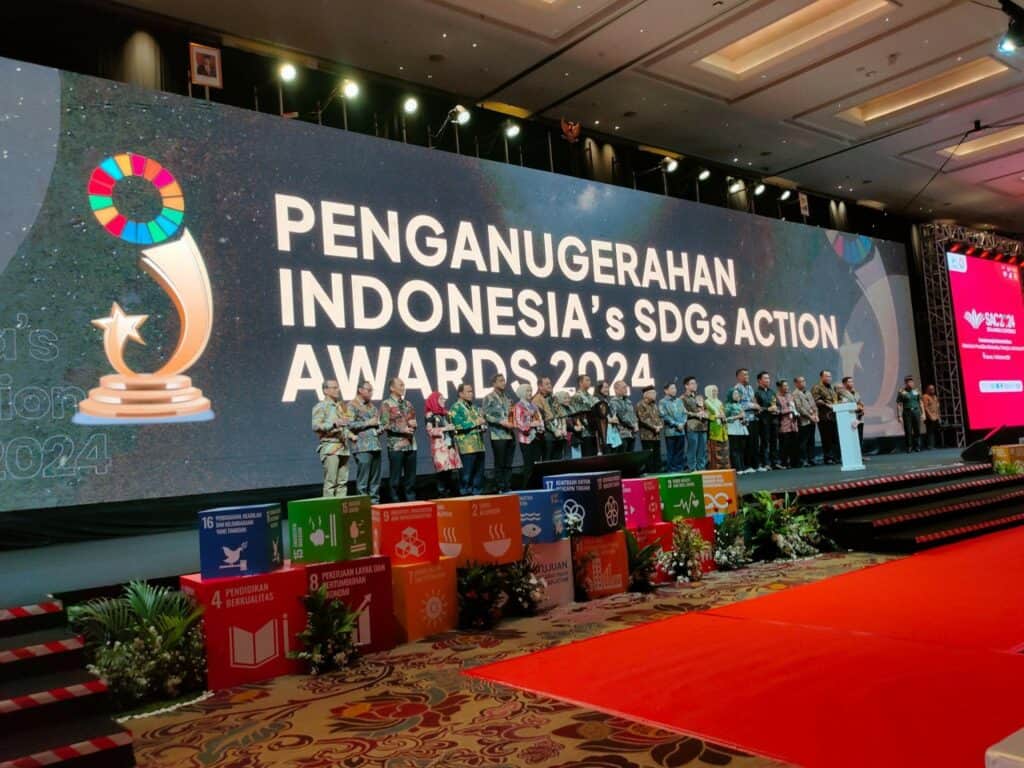 Foto bersama Dompet Dhuafa dan para instansi terkait, penerima penghargaan ‘Indonesia’s SDGs Action Awards 2024’ sekaligus seremoni pembukaan SDGs Annual Conference (SAC) ke-7 yang dibuka oleh Wakil Presiden Republik Indonesia (Wapres RI) K.H. Ma’ruf Amin di Hotel Fairmont, Jakarta Pusat, Senin (07/10/2024).