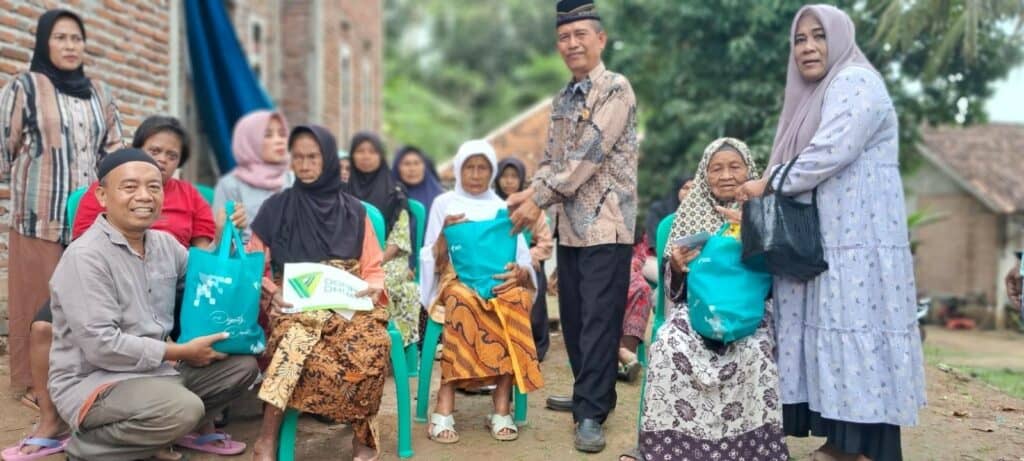 LPM Dompet Dhuafa juga menyalurkan paket nutrisi kepada lansia Desa Bolang.