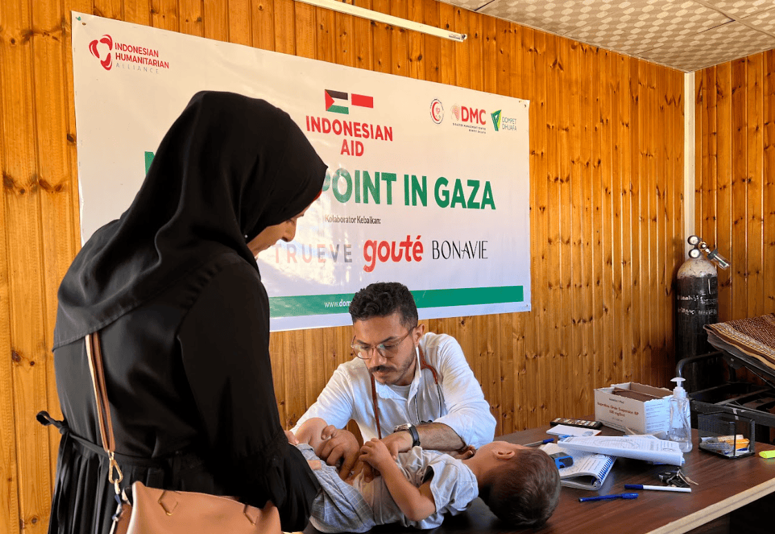 Petugas medis Medical Point Gaza membantu penyintas di Palestina.