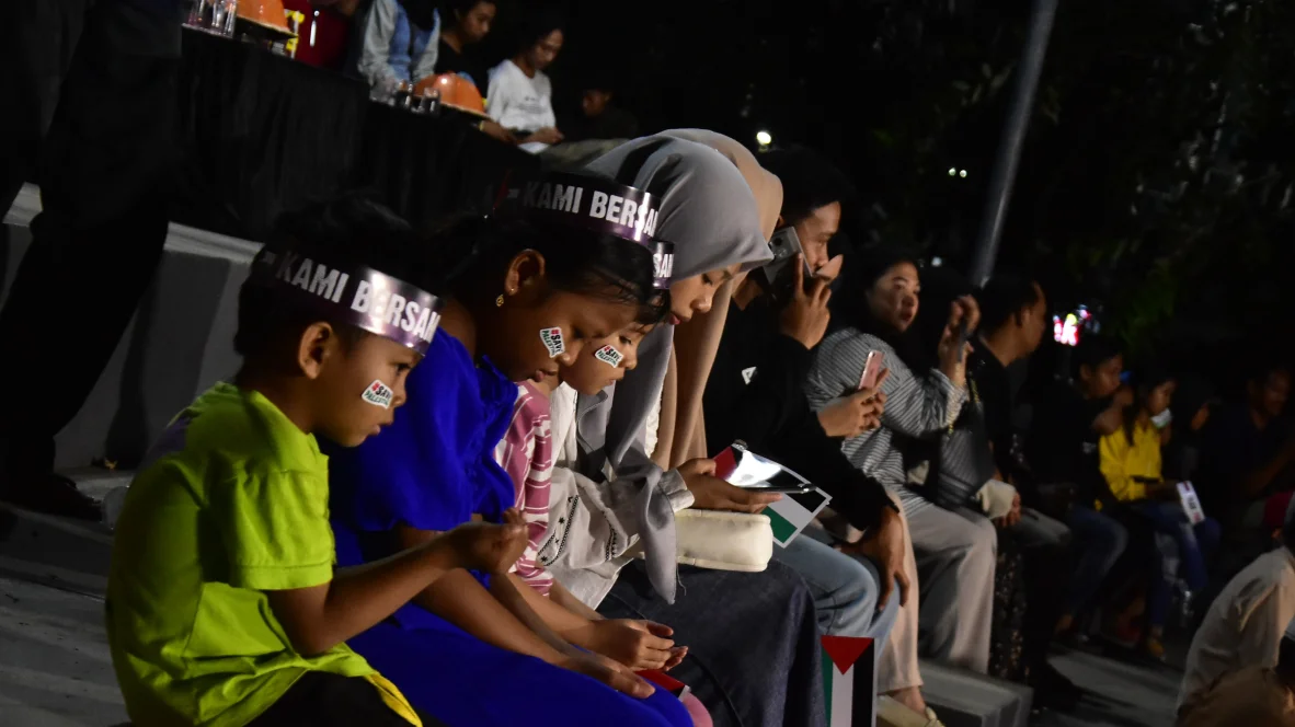 Masyarakat Sulawesi Selatan menikmati gelaran Sound of Humanity HUT 355 Sulawesi Selatan di Pelataran Monumen Mandala, Makassar.