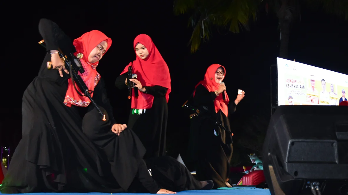 Penampilan teatrikal pada gelaran Sound of Humanity HUT 355 Sulawesi Selatan di Pelataran Monumen Mandala, Makassar.