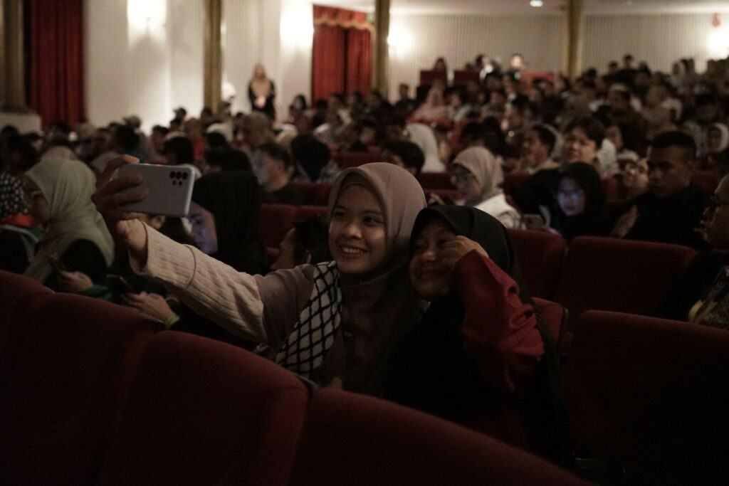 Farhana dan Salwa sangat antusias ketika memasuki area teater, bersiap untuk montonton Tanah yang Terpenjara.