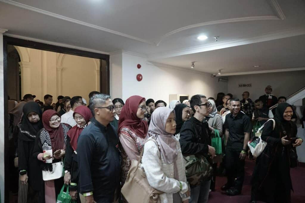 Antrean mengular memasuki gedung teater.