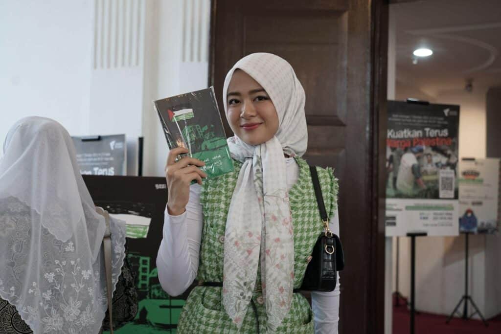 Chef Amanda dengan bangga menunjukkan dukungannya untuk Palestina. Ia juga membeli buku Sejuta Surat untuk Palestina. 