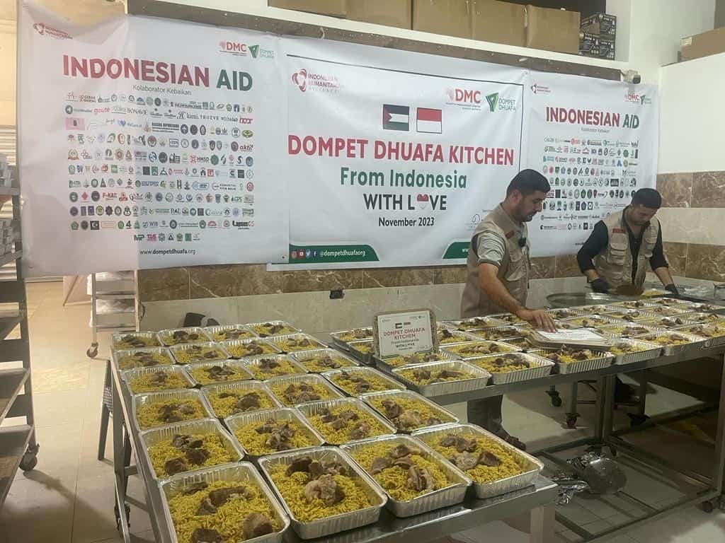 Petugas kemanusiaan Dompet Dhuafa Kitchen menyiapkan ratusan porsi makanan setiap harinya.