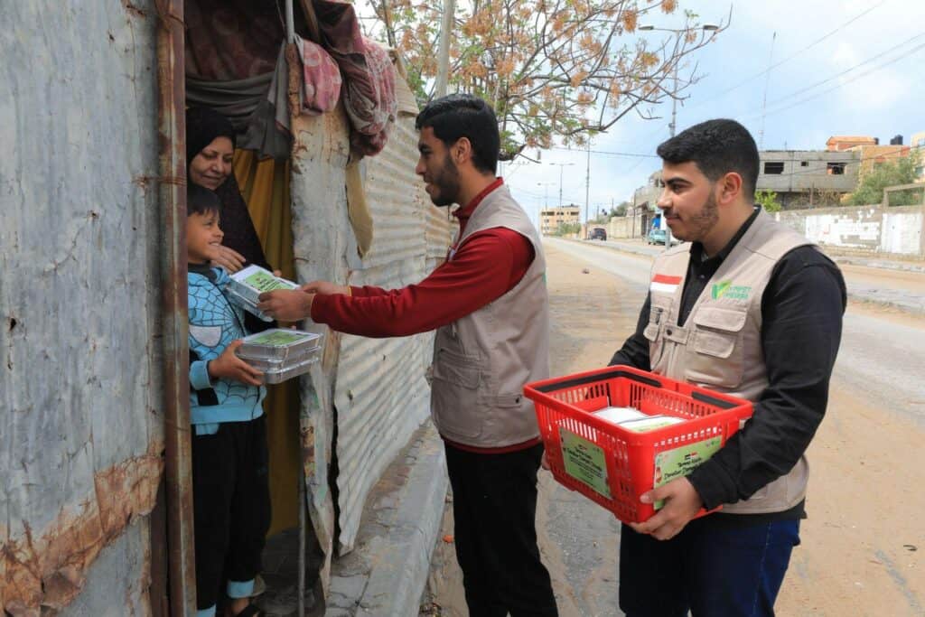 Melalui mitra setempat, Dompet Dhuafa membagikan makanan ke rumah-rumah warga Palestina.