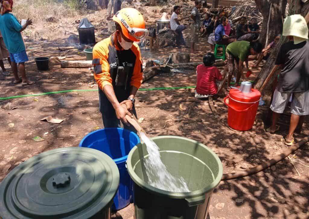 Pendistribusian air bersih untuk para penyintas erupsi Gunung Lewotobi Laki-Laki oleh DMC Dompet Dhuafa.