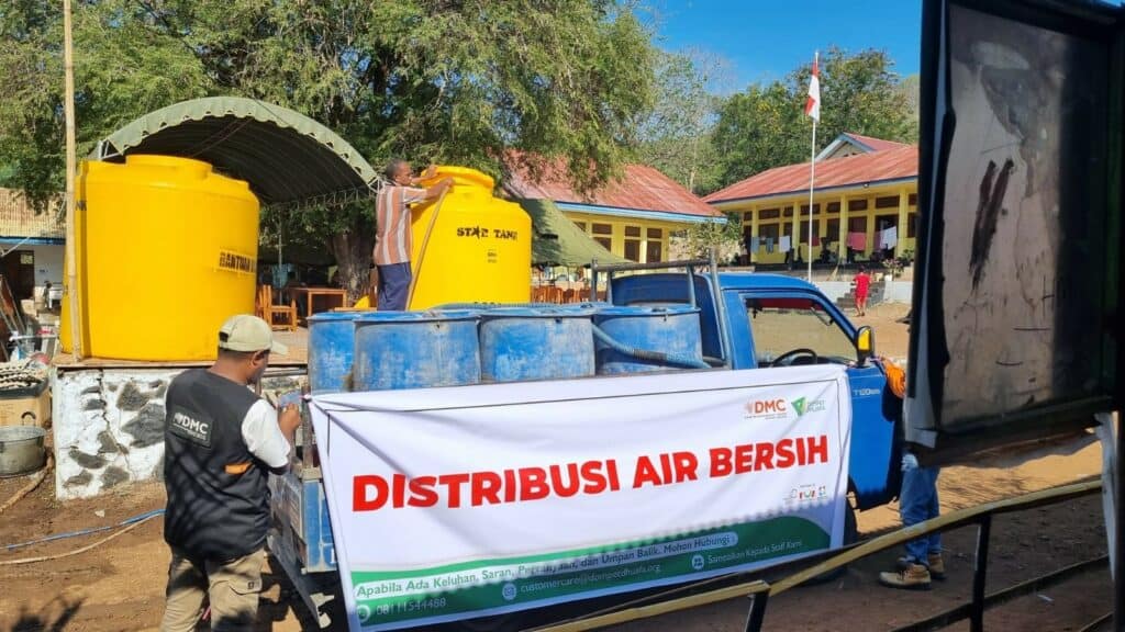 Dompet Dhuafa mendistribusikan bantuan air bersih untuk para penyintas erupsi Gunung Lewotobi Laki-laki, Flores Timur, pada Senin (11/11/2024).