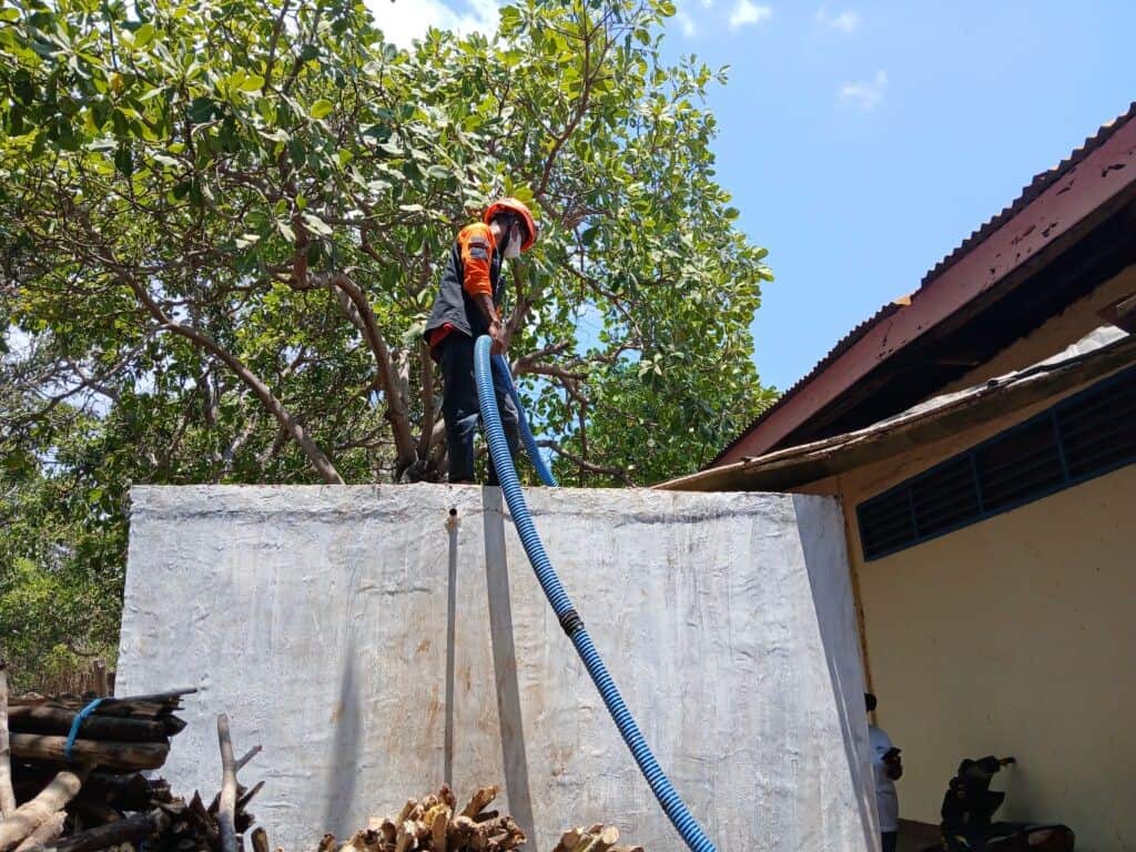 Dompet Dhuafa mendistribusikan bantuan air bersih untuk para penyintas erupsi Gunung Lewotobi Laki-laki, Flores Timur, pada Senin (11/11/2024).