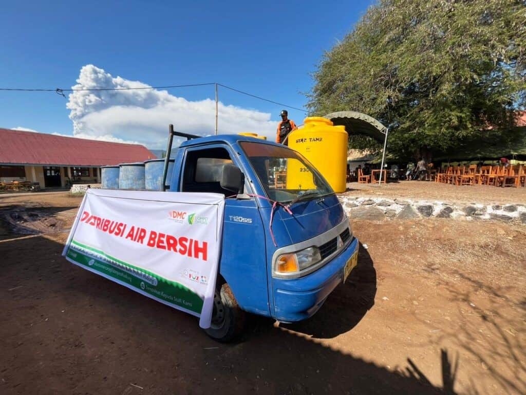 Dompet Dhuafa mendistribusikan bantuan air bersih untuk para penyintas erupsi Gunung Lewotobi Laki-laki, Flores Timur, pada Senin (11/11/2024). Distribusi dilakukan di beberapa pos pengungsian, antara lain SMA Titehena, SMP 1 Titehena di Dusun Gonolule, Desa Lewolaga, Kecamatan Titehena, Kabupaten Flores Timur, Nusa Tenggara Timur (NTT).