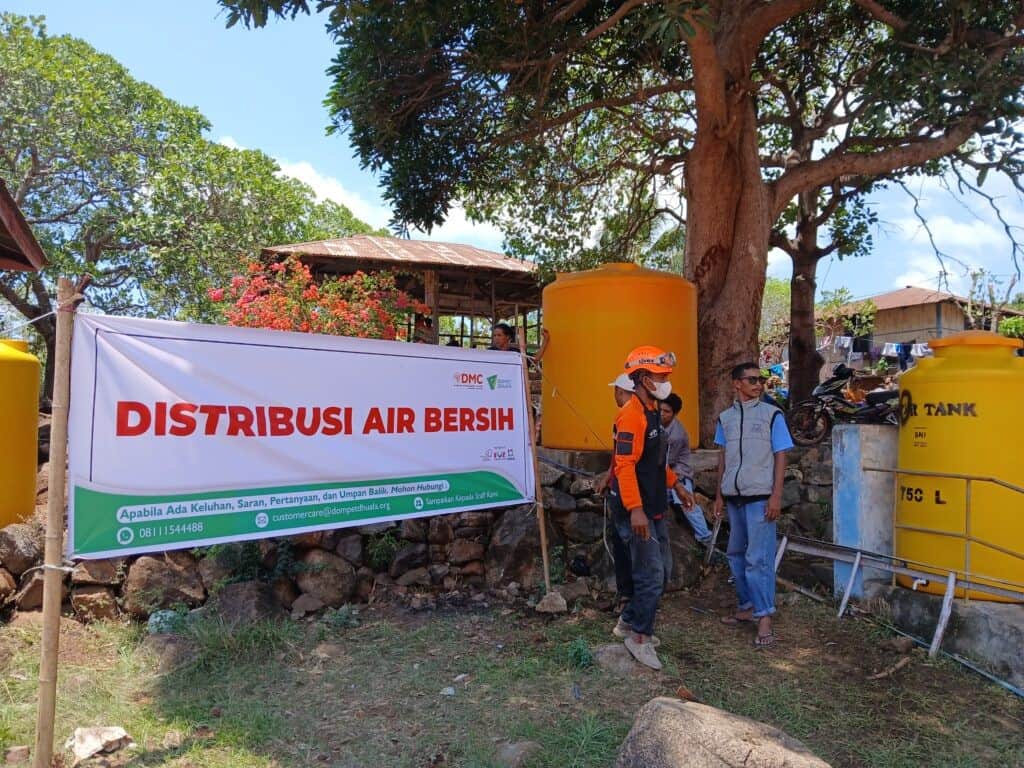 Dompet Dhuafa mendistribusikan bantuan air bersih untuk para penyintas erupsi Gunung Lewotobi Laki-laki, Flores Timur, pada Senin (11/11/2024).