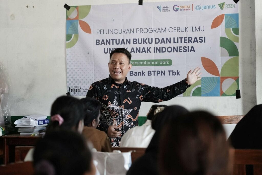 Asep Ihsanuddin memaparkan materi seminar bertajuk "Membangun Budaya Literasi" kepada guru-guru Malaka, NTT, Senin (11/11/2024).