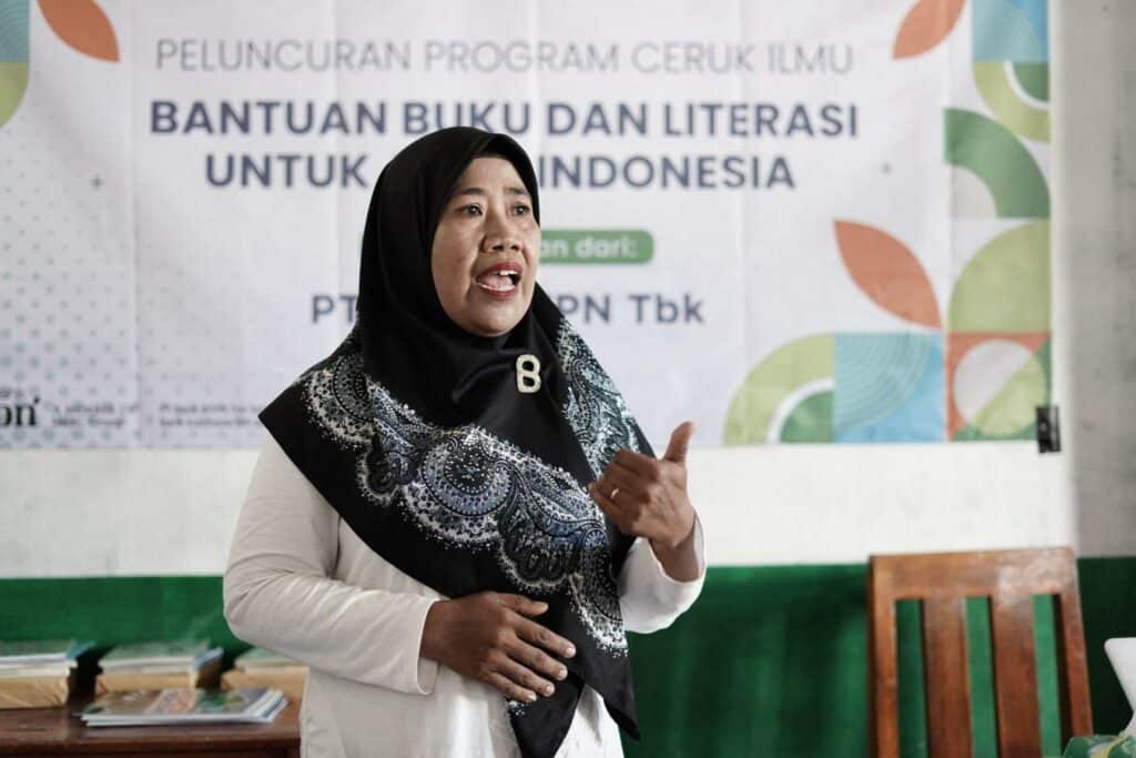 Suryani menjelaskan tentang kondisi pendidikan literasi di MTs Al Qadr di Malaka, NTT, Senin (11/11/2024).