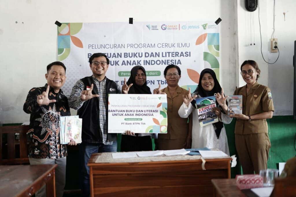 Simbolis penyerahan bantuan program Ceruk Ilmu dengan memberikan buku dan seminar di Malaka, NTT, Senin (11/11/2024).