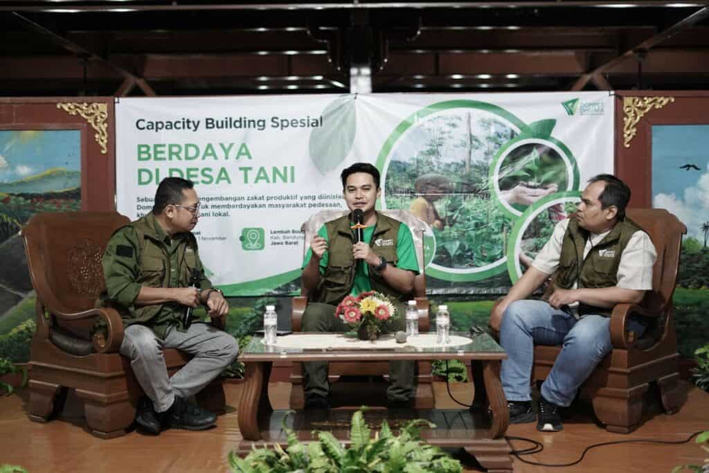 Bobby P. Manullang (kiri), Aiman Ricky (tengah) dan Dian Mulyadi (kanan) pada sesi materi “Bagaimana Mengelola Sosial Media Secara Efektif” dalam rangkaian Capacity Building MPZ di Bandung pada 31 Oktober - 01 November 2024.