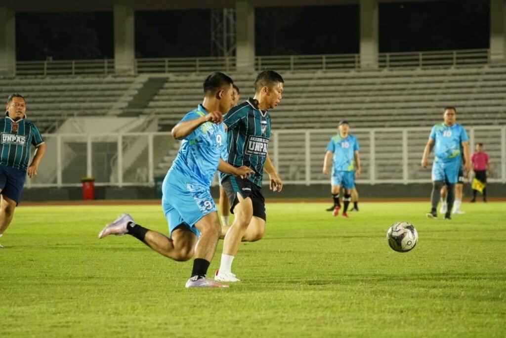 Penampilan Punggawa DDFC, Hendra yang tergabung dalam kesebelasan Balad FC dalam laga Trofeo Charity for Palestine, Fun Football for Humanity di Stadion Madya, Kawasan Gelora Bung Karno, Jakarta, Rabu (6/11/2024) malam. 