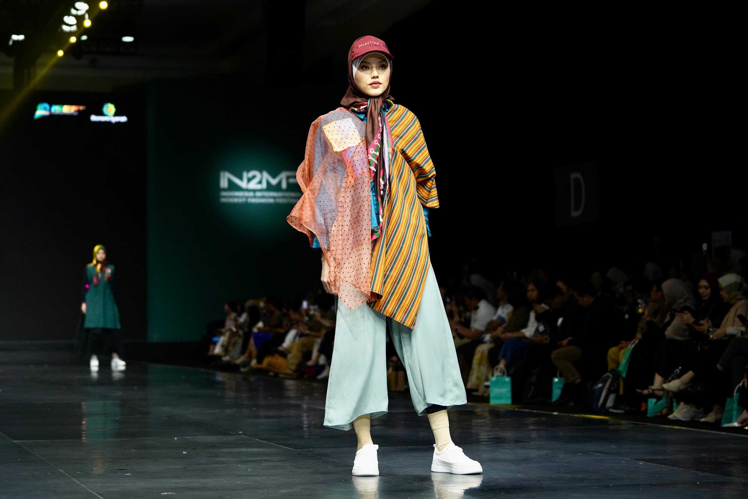 Koleksi terbaru Chikigo X Dompet Dhuafa dalam fashion show IN2MF 2024 di JCC, Jumat (01/11/2024).