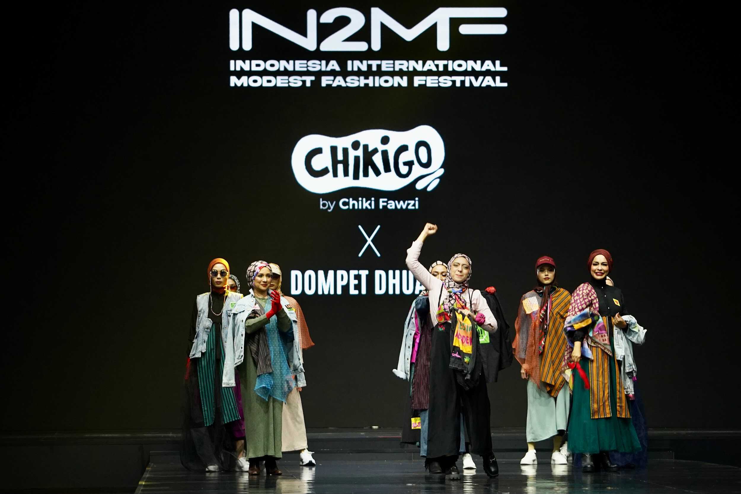 Chiki Fawzi dan para model bersama koleksi terbaru Chikigo X Dompet Dhuafa dalam fashion show IN2MF 2024 di JCC, Jumat (01/11/2024).