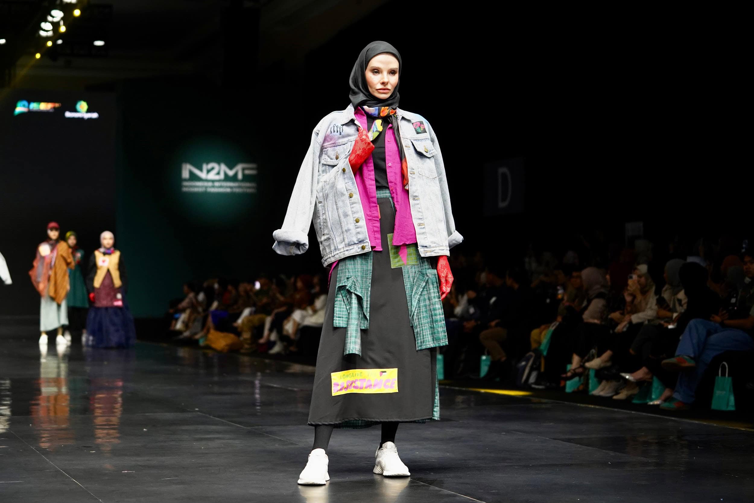 Koleksi terbaru Chikigo X Dompet Dhuafa dalam fashion show IN2MF 2024 di JCC, Jumat (01/11/2024).