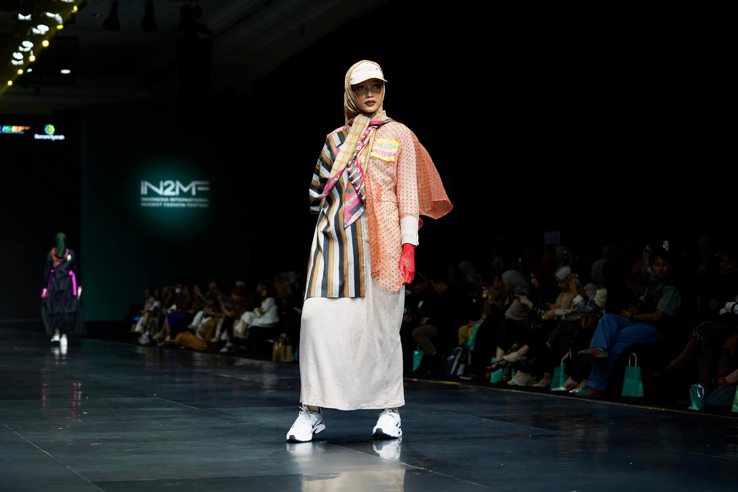 Koleksi terbaru Chikigo X Dompet Dhuafa dalam fashion show IN2MF 2024 di JCC, Jumat (01/11/2024).