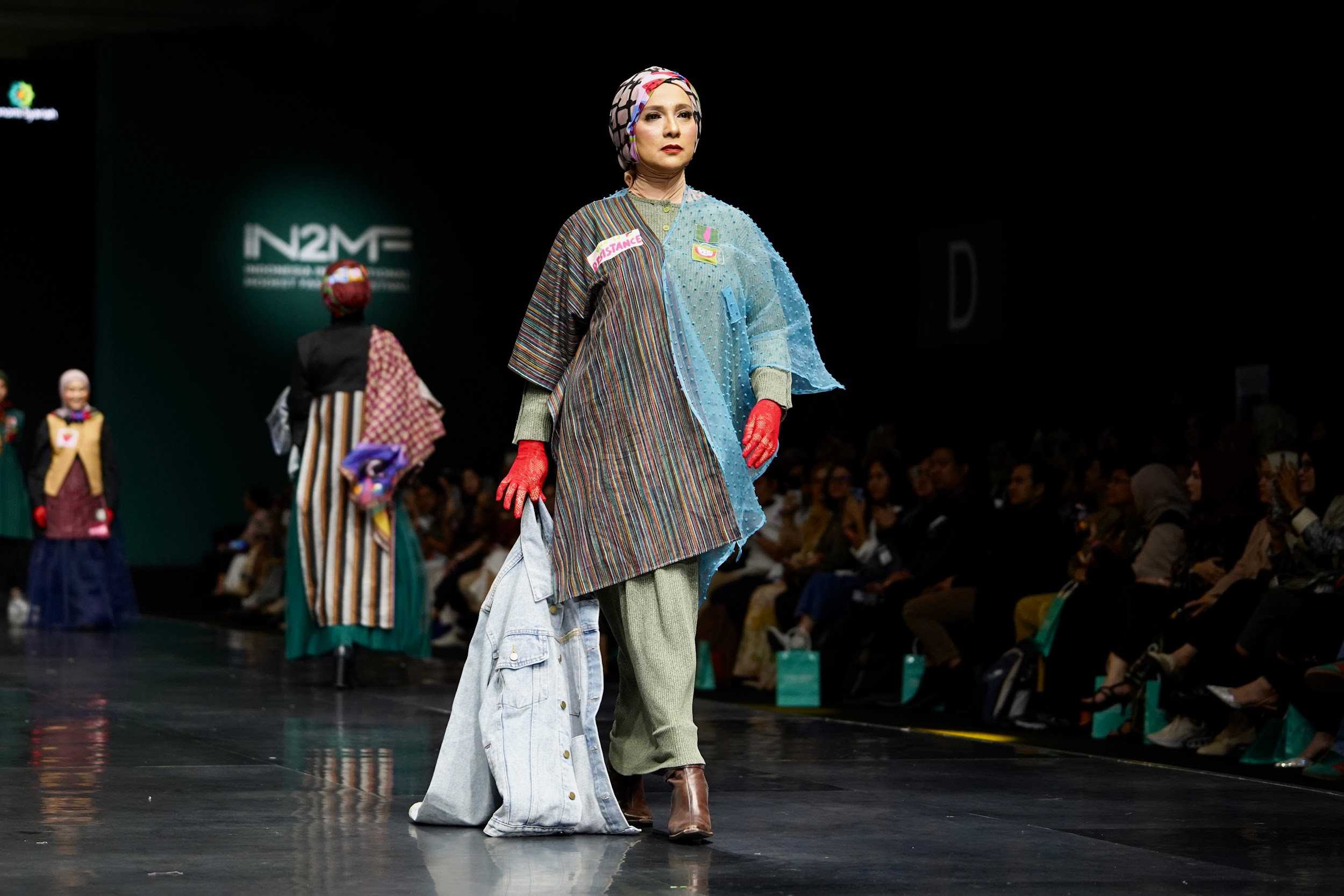 Penampilan Shahnaz Haque bersama koleksi terbaru Chikigo X Dompet Dhuafa dalam fashion show IN2MF 2024 di JCC, Jumat (01/11/2024).