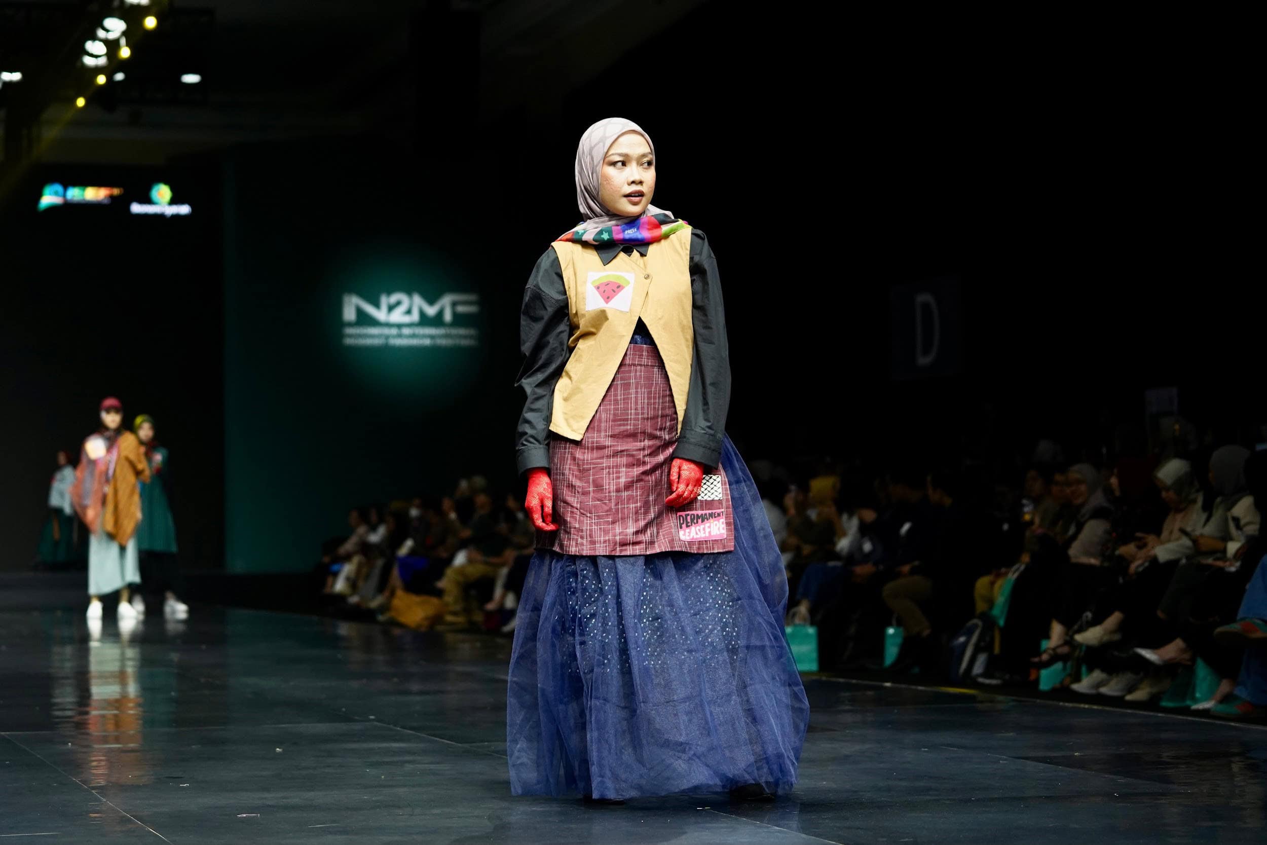 Penampilan Elsya Sandria bersama koleksi terbaru Chikigo X Dompet Dhuafa dalam fashion show IN2MF 2024 di JCC, Jumat (01/11/2024).