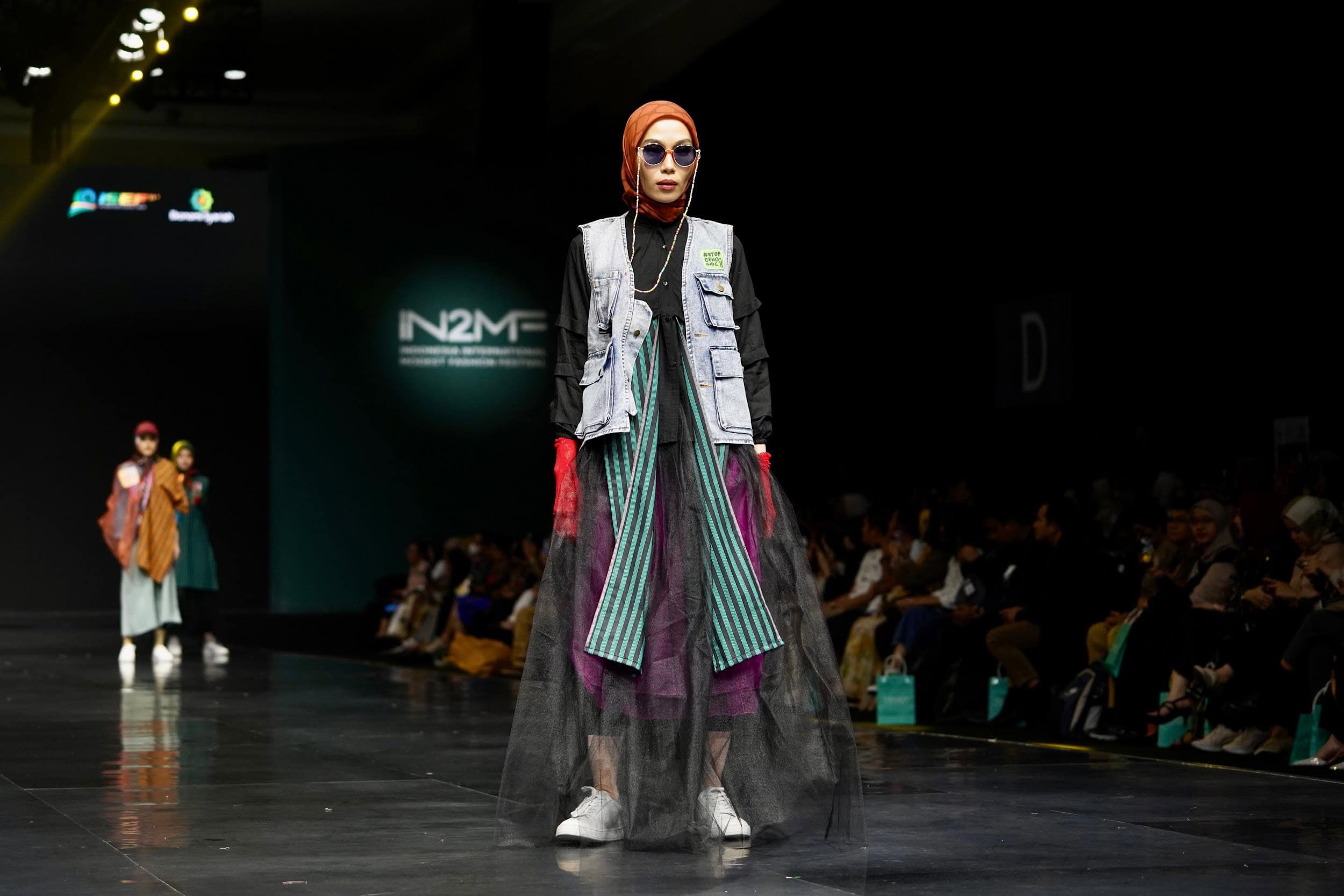 Koleksi terbaru Chikigo X Dompet Dhuafa dalam fashion show IN2MF 2024 di JCC, Jumat (01/11/2024).