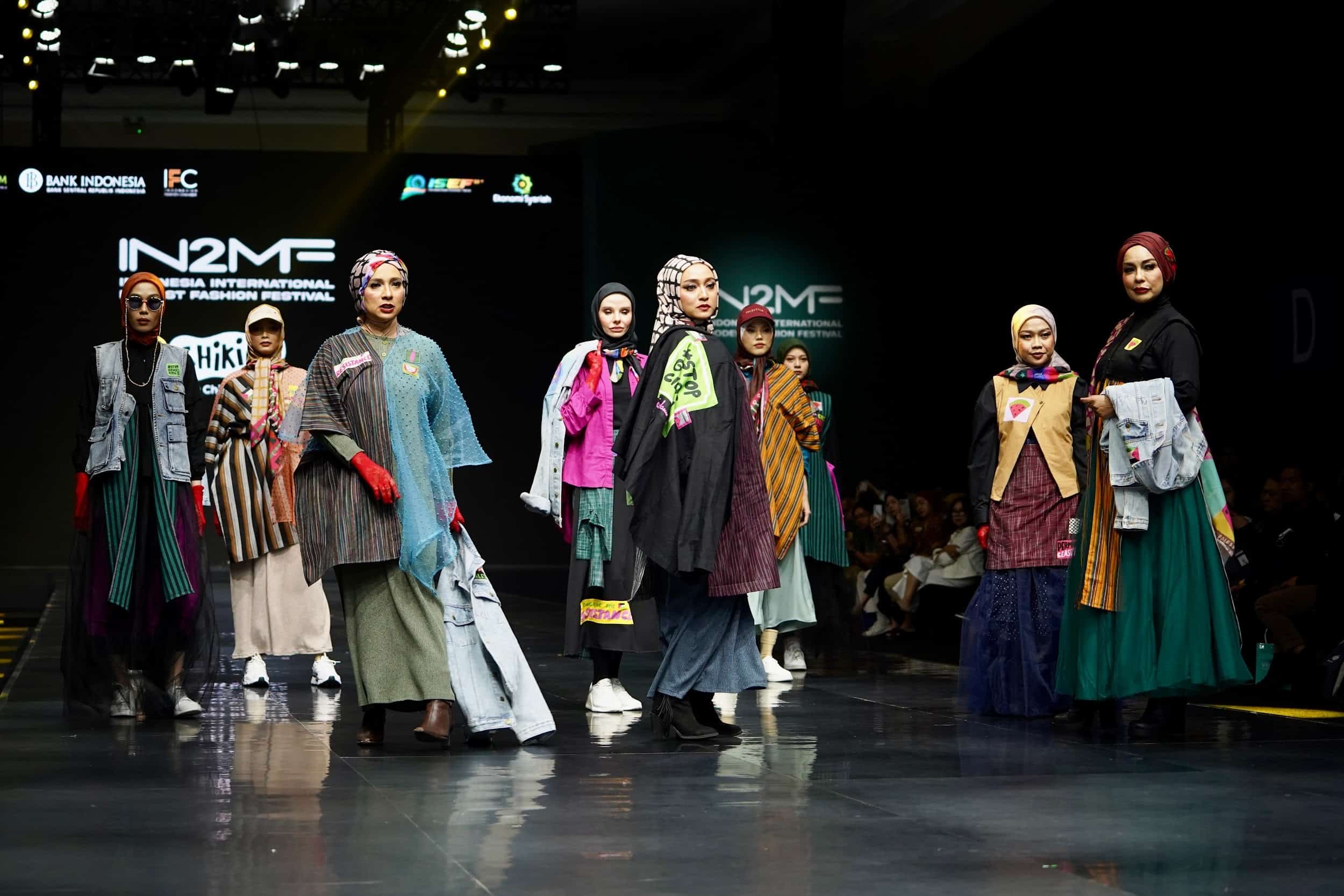 Koleksi terbaru Chikigo X Dompet Dhuafa dalam fashion show IN2MF 2024 di JCC, Jumat (01/11/2024).