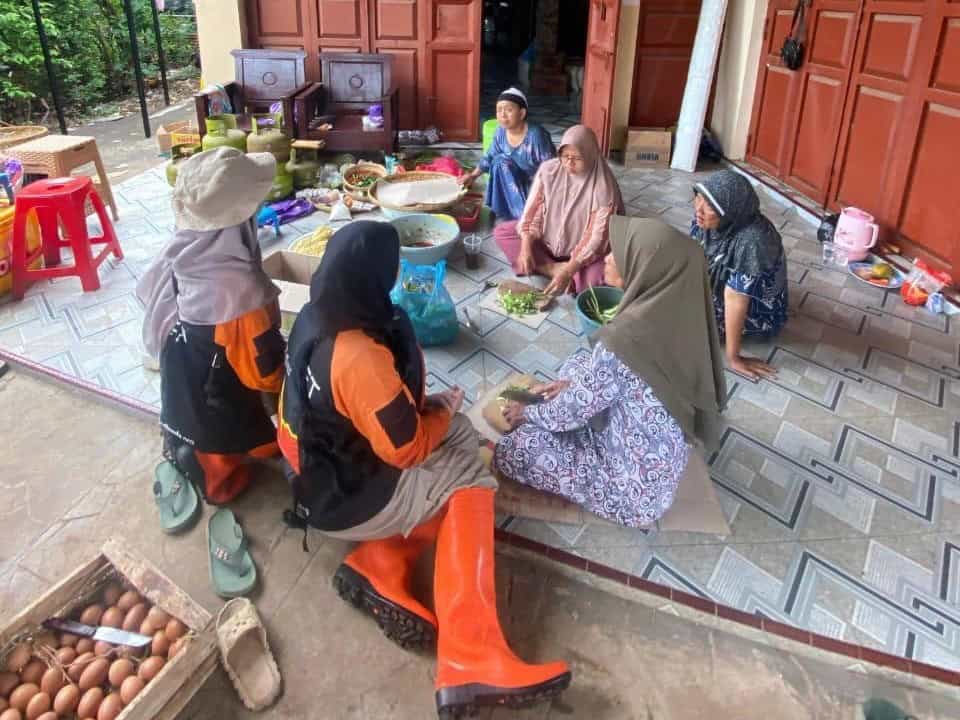 Tim DMC Dompet Dhuafa merespons cepat Banjir Pekalongan dan mengerahkan bantuan dapur umum bersama penyintas di pengungsian, Rabu (27/11/2024).