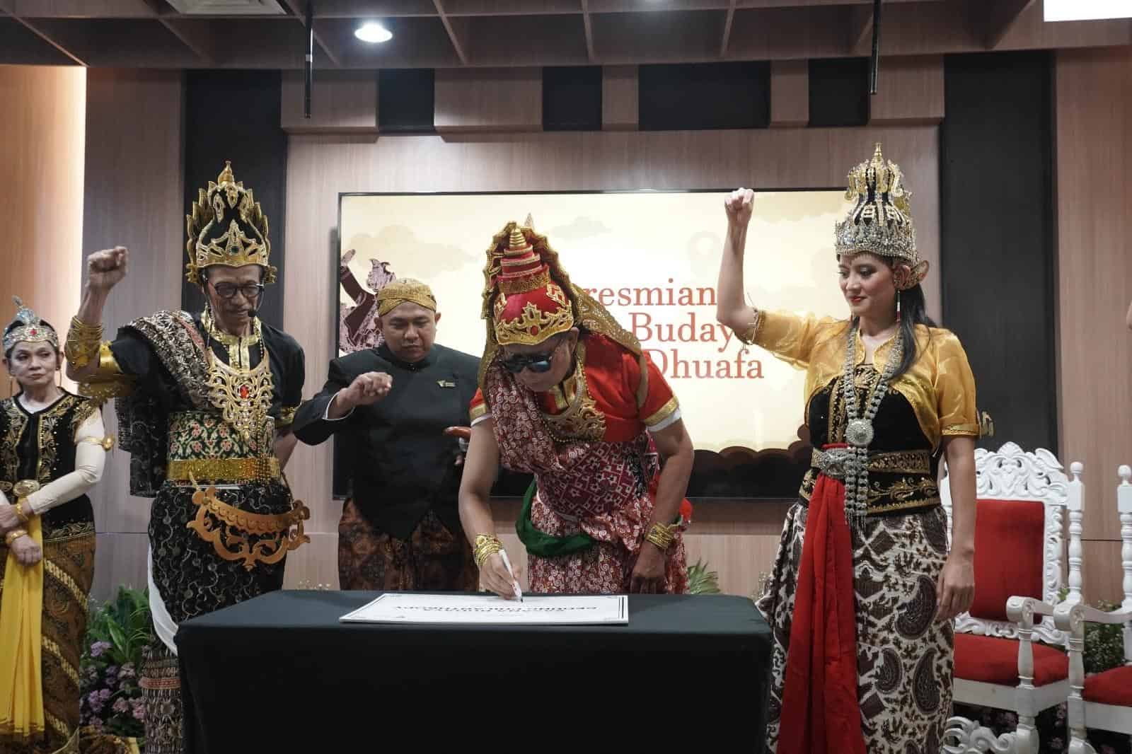 Parni Hadi, Inisiator & Ketua Dewan Pembina Dompet Dhuafa (tengah) meresmikan Ruang Sasana Budaya Rumah Kita dalam sebuah Pentas Budaya Ketoprak ‘Kepemimpinan Profetik untuk Pemberdayaan Masyarakat’ yang diselenggarakan oleh Dompet Dhuafa & Bina Trubus Swadaya di Gedung Philanthropy, Jakarta Selatan, Rabu (13/11/2024).