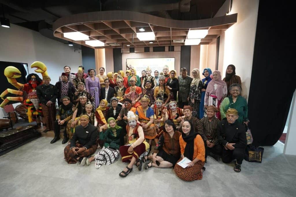 Foto bersama pasca Pentas Budaya Ketoprak ‘Kepemimpinan Profetik untuk Pemberdayaan Masyarakat’ yang diselenggarakan oleh Dompet Dhuafa & Bina Trubus Swadaya di Ruang Sasana Budaya Rumah Kita, Gedung Philanthropy, Jakarta Selatan, Rabu (13/11/2024).