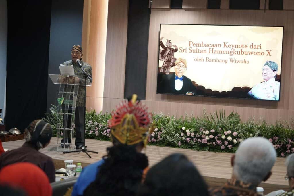 Bambang Wiwoho selaku Ketua Dewan Pembina Yayasan Suluk Nusantara menyampaikan pidato utama Gubernur Daerah Istimewa Yogyakarta, Sri Sultan Hamengkubuwono X, dalam Pentas Budaya Ketoprak ‘Kepemimpinan Profetik untuk Pemberdayaan Masyarakat’ yang diselenggarakan oleh Dompet Dhuafa & Bina Trubus Swadaya di Ruang Sasana Budaya Rumah Kita, Gedung Philanthropy, Jakarta Selatan, Rabu (13/11/2024).