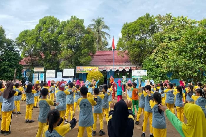 Senam massal di SDN 10 Tanjung Agung dalam rangka merayakan Hari Kesehatan Nasional (HKN) yang ke-60.