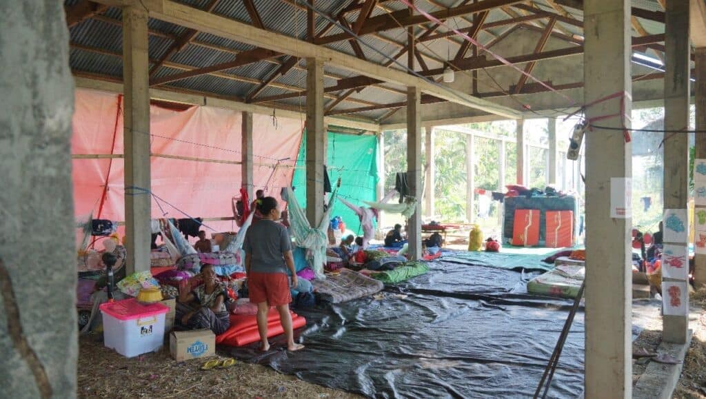 Sejumlah warga asal Desa Nobo, Kecamatan Ile Bura, Flores Timur, mengungsi di sebuah bangunan tidak terpakai yang berada di tengah sawah Desa Konga, Kecamatan Titehena, Flotim.