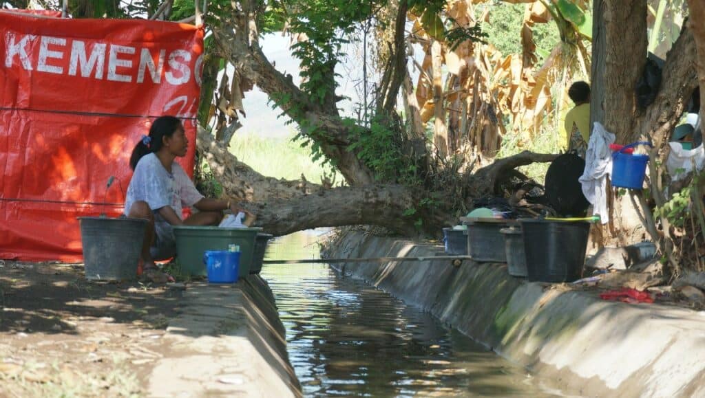 Tantangan yang dihadapi masyarakat/penyintas masih jauh dari selesai. Konsekuensi jangka panjang dari erupsi, seperti erosi tanah, kontaminasi air, dan dampak psikologis bagi para penyintas, akan membutuhkan upaya berkelanjutan dari pemerintah dan organisasi kemanusiaan.