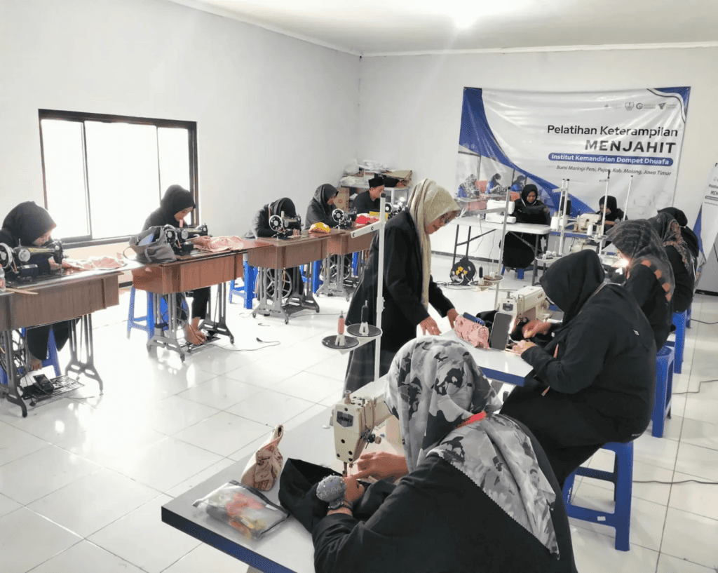 Kegiatan pelatihan menjahit di Bumi Maringi Peni, Malang.