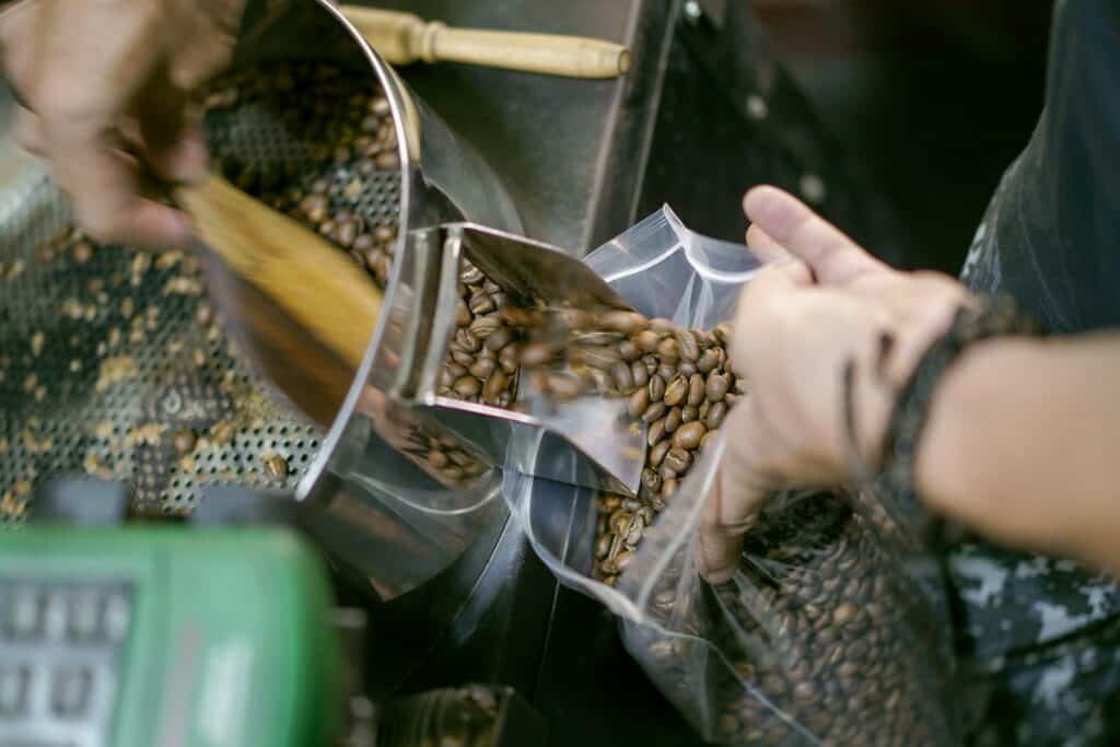 Biji kopi hasil roasting Budi Septiono menggunakan mesin roasting kopi.