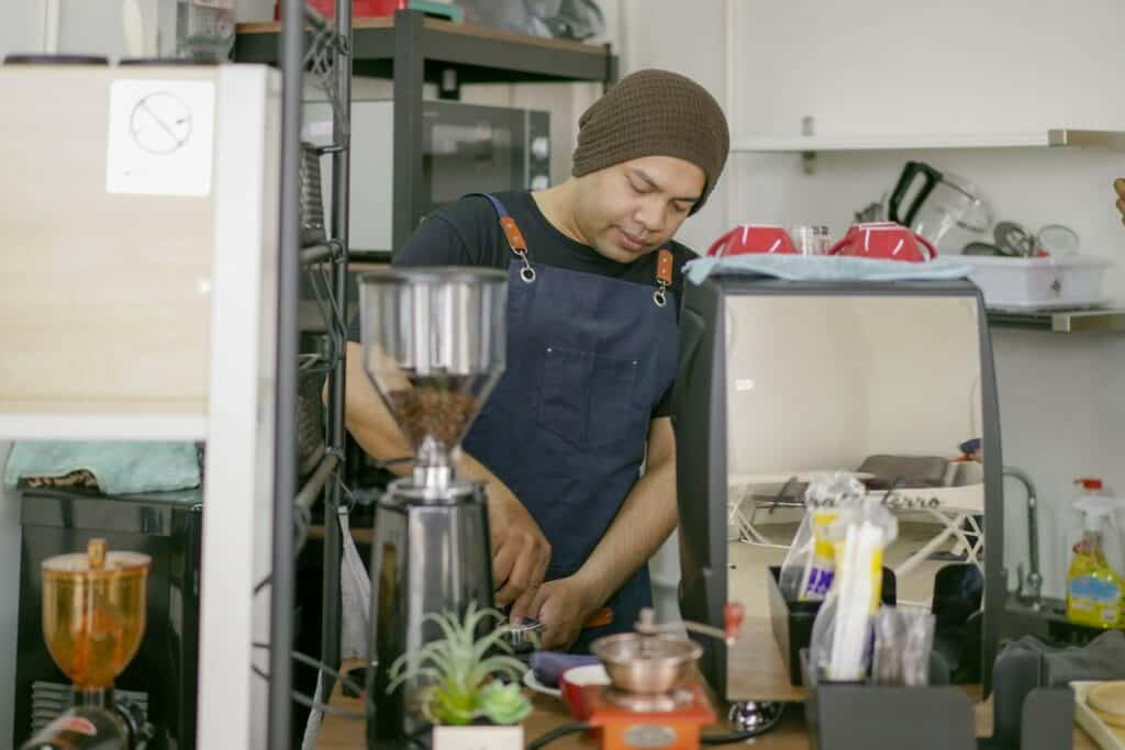 Budi Septiono meracik kopi di kedai kopi miliknya bernama JC7 Cafe di kawasan perguruan tinggi, Jatinangor.