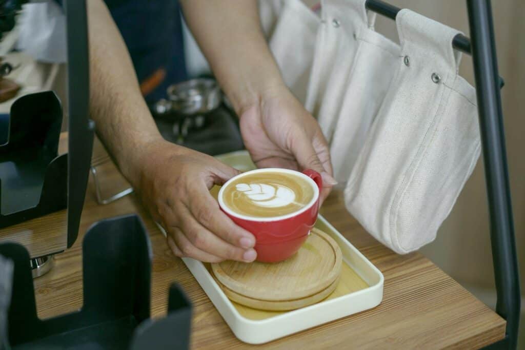 Secangkir kopi hasil racikan Budi Septiono di kedai kopi miliknya bernama JC7 Cafe di kawasan perguruan tinggi, Jatinangor.