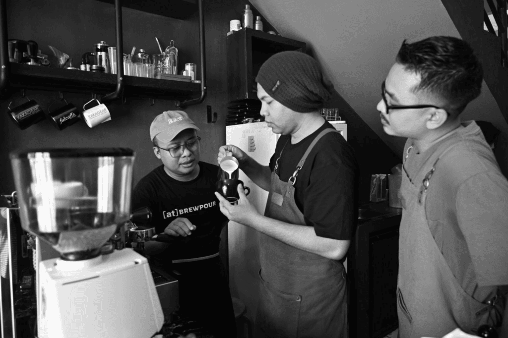 Budi Septiono (tengah) saat pelatihan barista bersama Saiful Bari (kiri) di Institut Kemandirian Dompet Dhuafa pada pertengahan 2024 lalu.