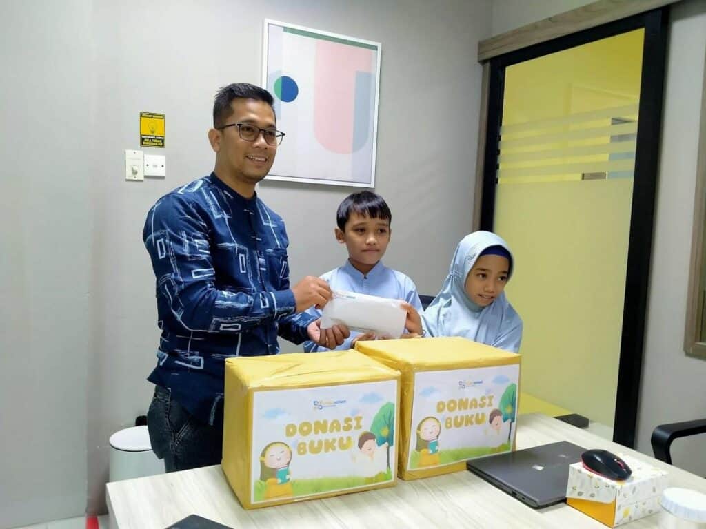 Penyerahan donasi uang dan buku oleh siswa-siswi SD Smart School secara simbolis kepada Dompet Dhuafa.