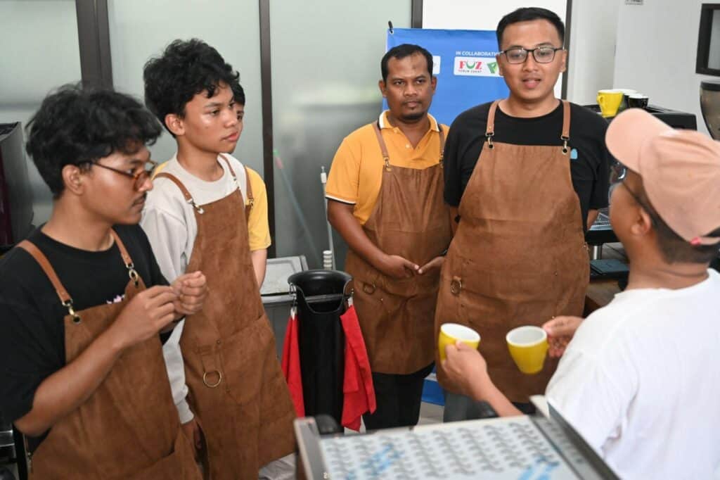 Praktek langsung pembuatan kopi dalam pelatihan Barista pada Senin (04/11/2024).