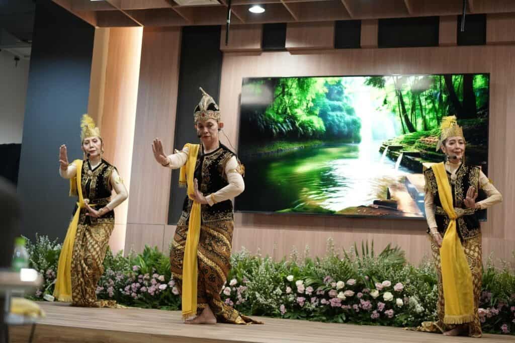 Tim Penari Suluk Nusantara di sebuah Pentas Budaya Ketoprak ‘Kepemimpinan Profetik untuk Pemberdayaan Masyarakat’ yang diselenggarakan oleh Dompet Dhuafa & Bina Trubus Swadaya di Ruang Sasana Budaya Rumah Kita, Gedung Philanthropy, Jakarta Selatan, Rabu (13/11/2024).