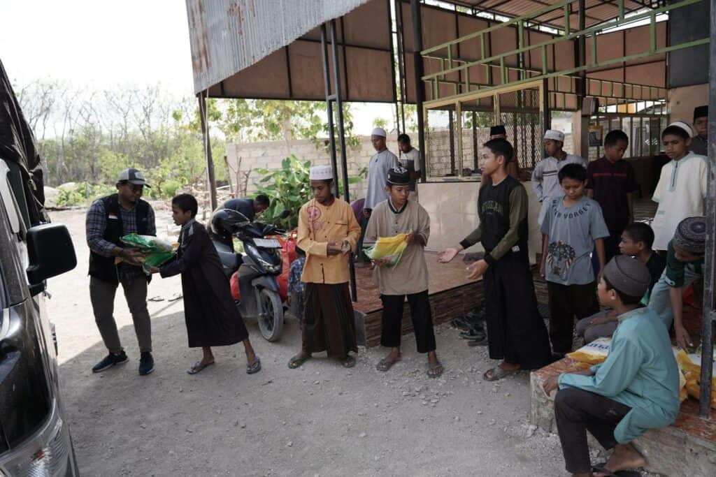 Pembagian puluhan paket fidyah bagi anak-anak yatim di Kupang, NTT, Kamis (14/11/2024).