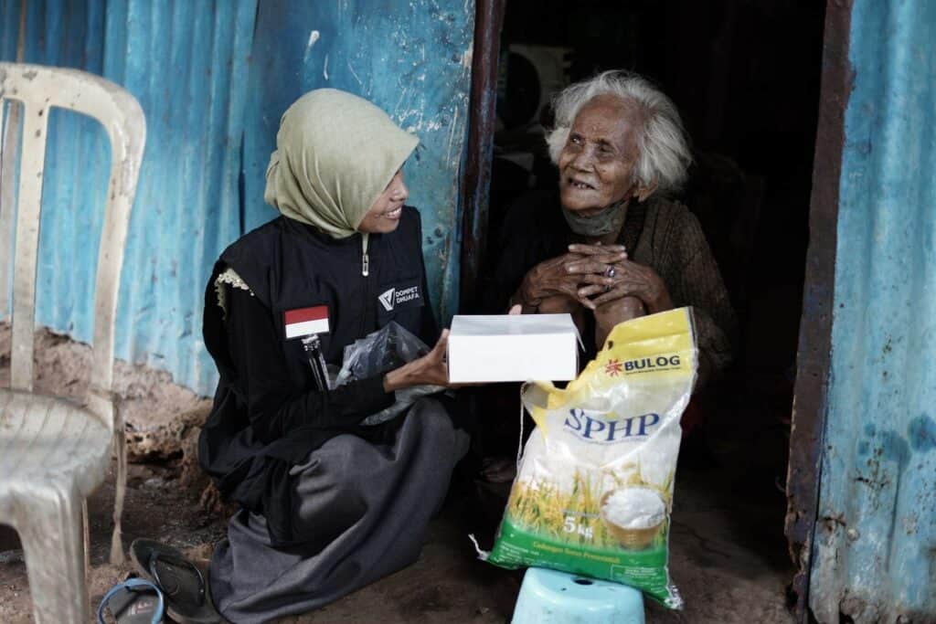 Tim Dompet Dhuafa NTT menyerahkan paket fidyah, Kamis (14/11/2024).