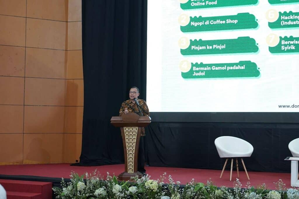 Ahmad Juwaini dalam sesi Leader Insight dalam acara Sharia Economic Festival (SCOFEST) 2024 di Graha Nandika Sucofindo, Jakarta Selatan, pada Ahad (13/10/2024). Ia memaparkan bagaimana generasi muda Indonesia dapat berperan aktif dalam perkembangan industri halal.