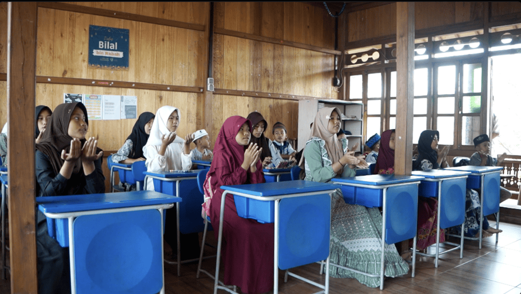 Santri PBM Az Zahra, Bukit Kemuning, Lampung, sedang menghafalkan Asmaul Husna sambil memahami artinya melalui gerakan tangan.